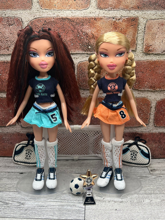 Vintage Cloe And Phoebe Play Sportz Teamz  Bratz Dolls In Original Outfit With Accesories